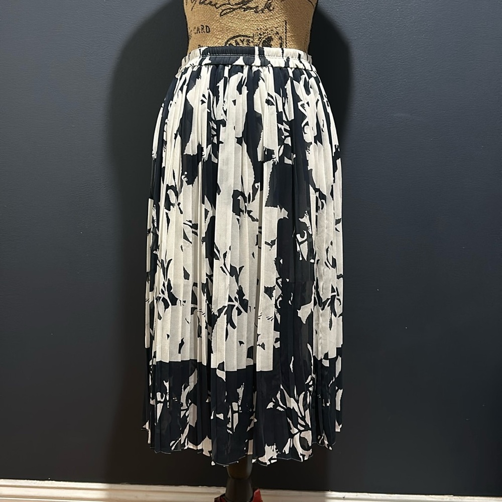 Club Monaco size 0 elastic waisted Navy and white pleated skirt
